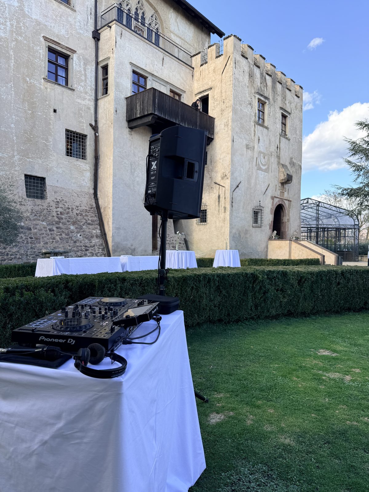 Console DJ per aperitivo in villa storica