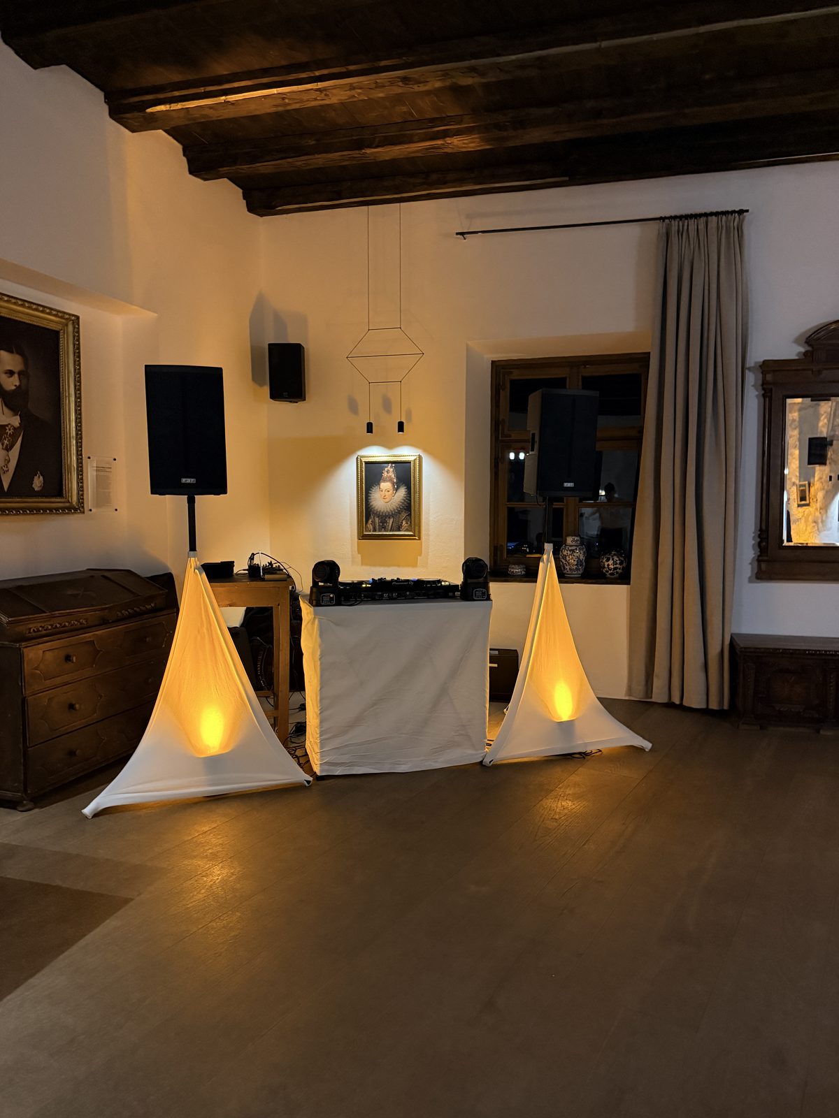 Console DJ con effetti luce in sala storica