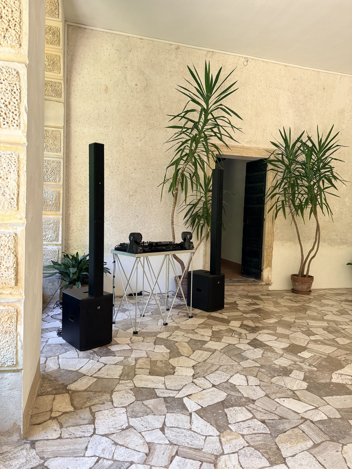 Impianto audio a colonna per party in corte