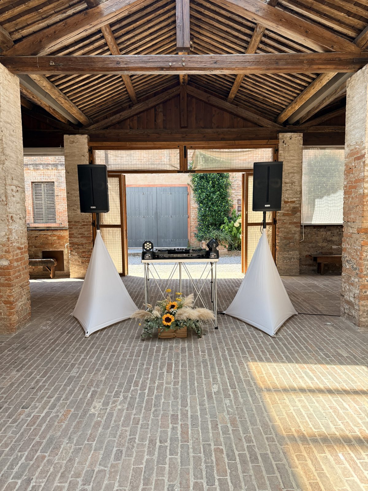 Console DJ per party sotto tettoia in legno