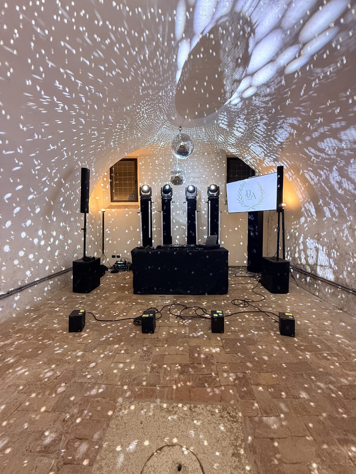 Effetti luce e palla a specchi per party in cantina