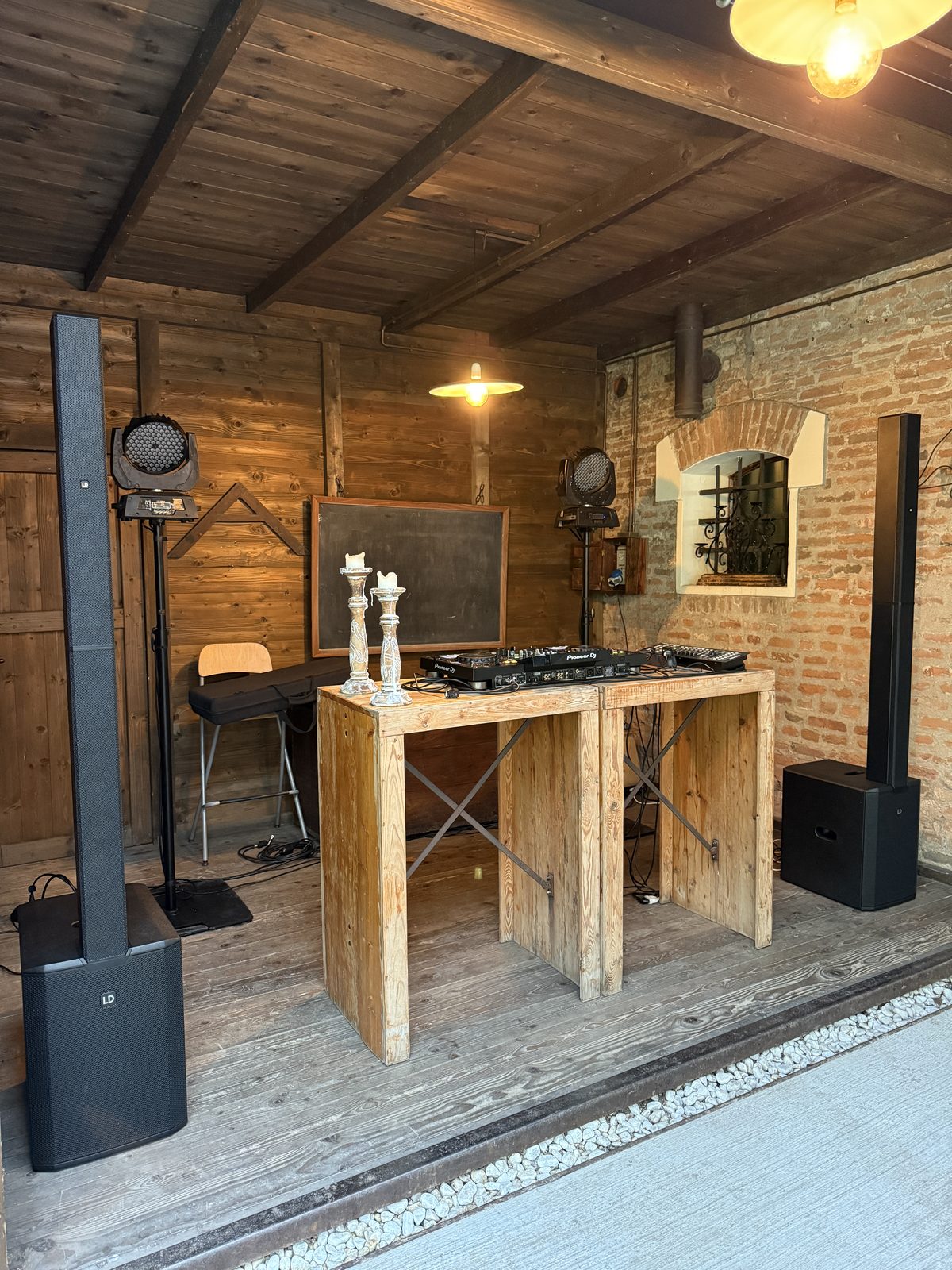 Console DJ con luci wash in casale rustico