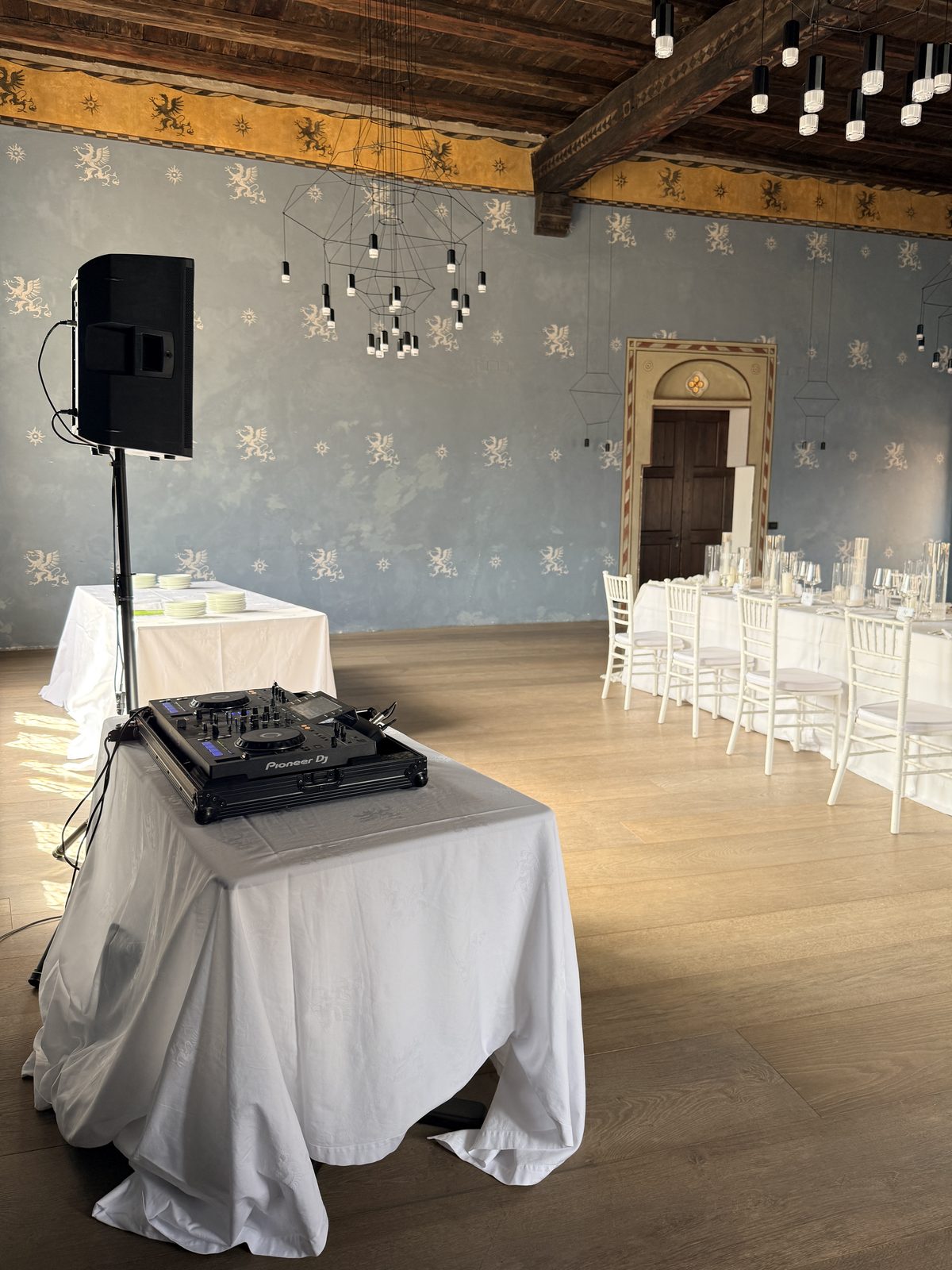 Allestimento audio per cena in sala affrescata