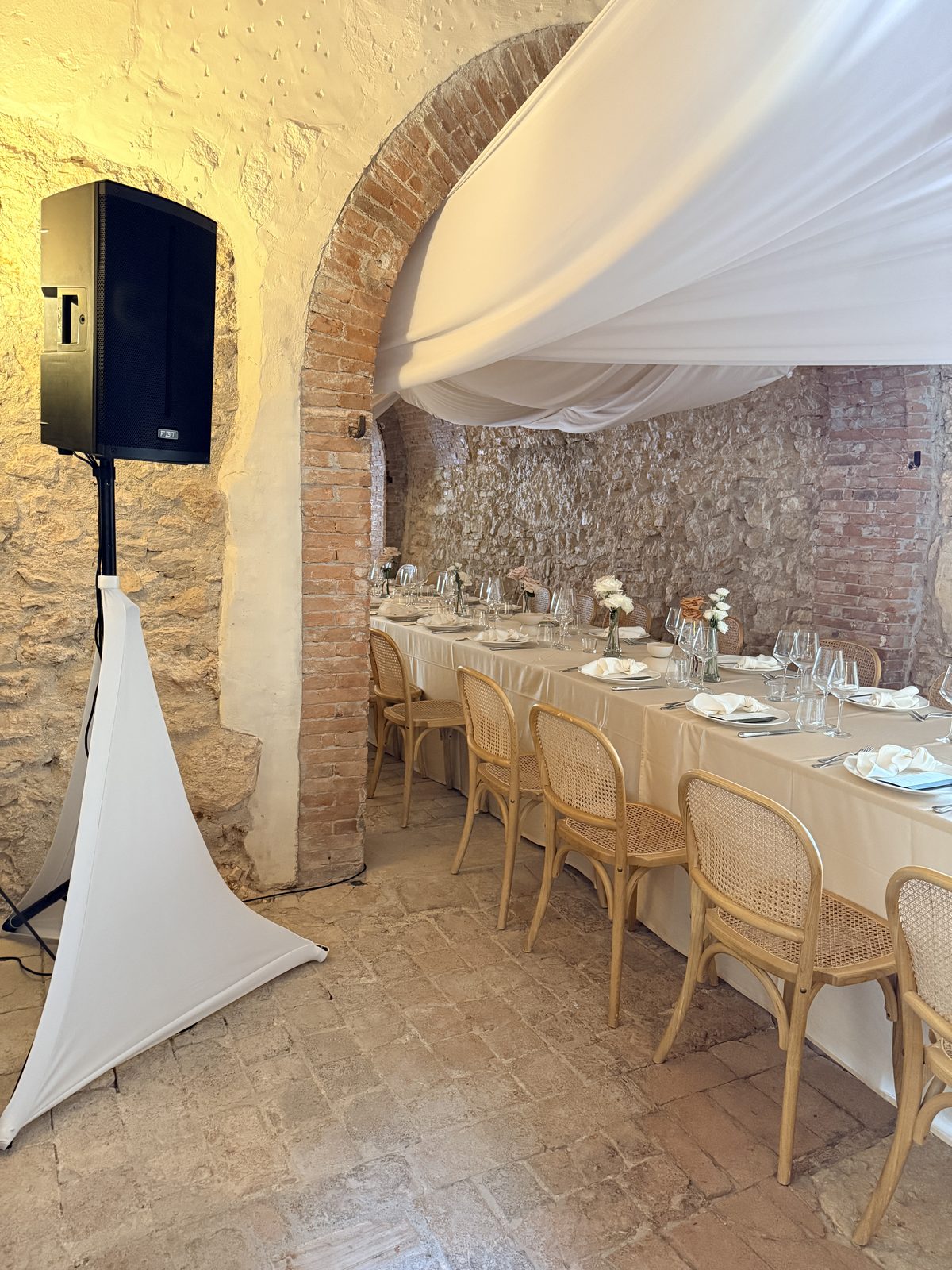 Impianto audio per cena in cantina di pietra